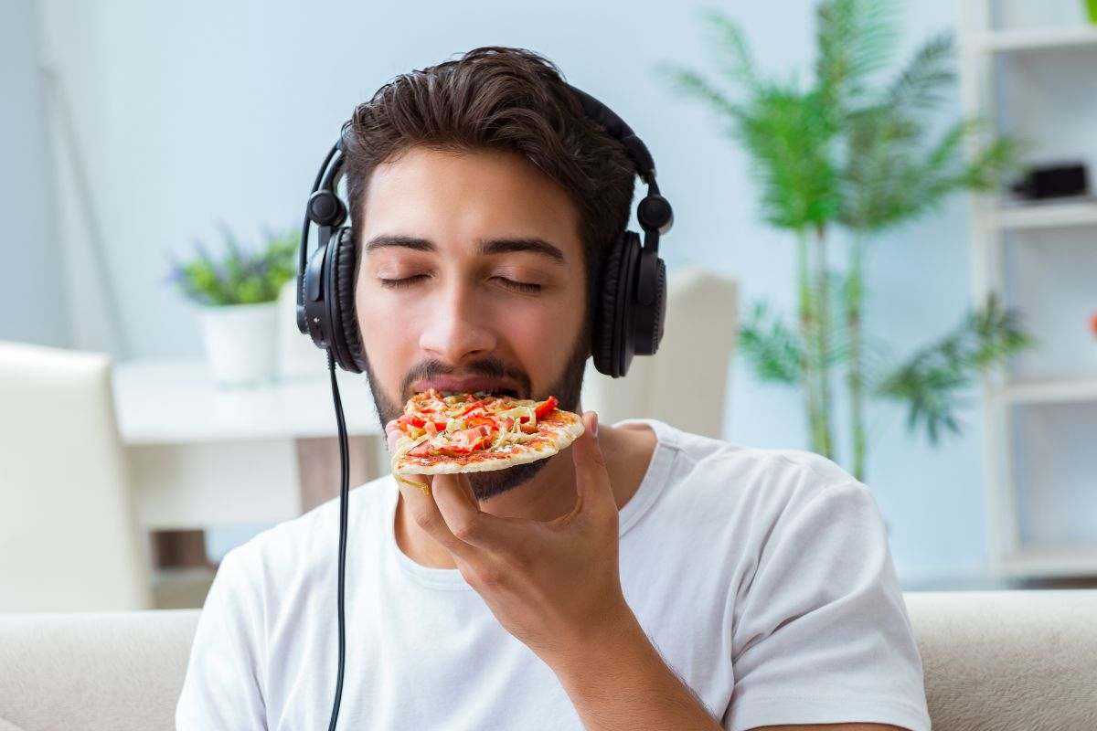 Uomo mangia