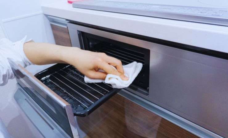 mano pulisce cucina