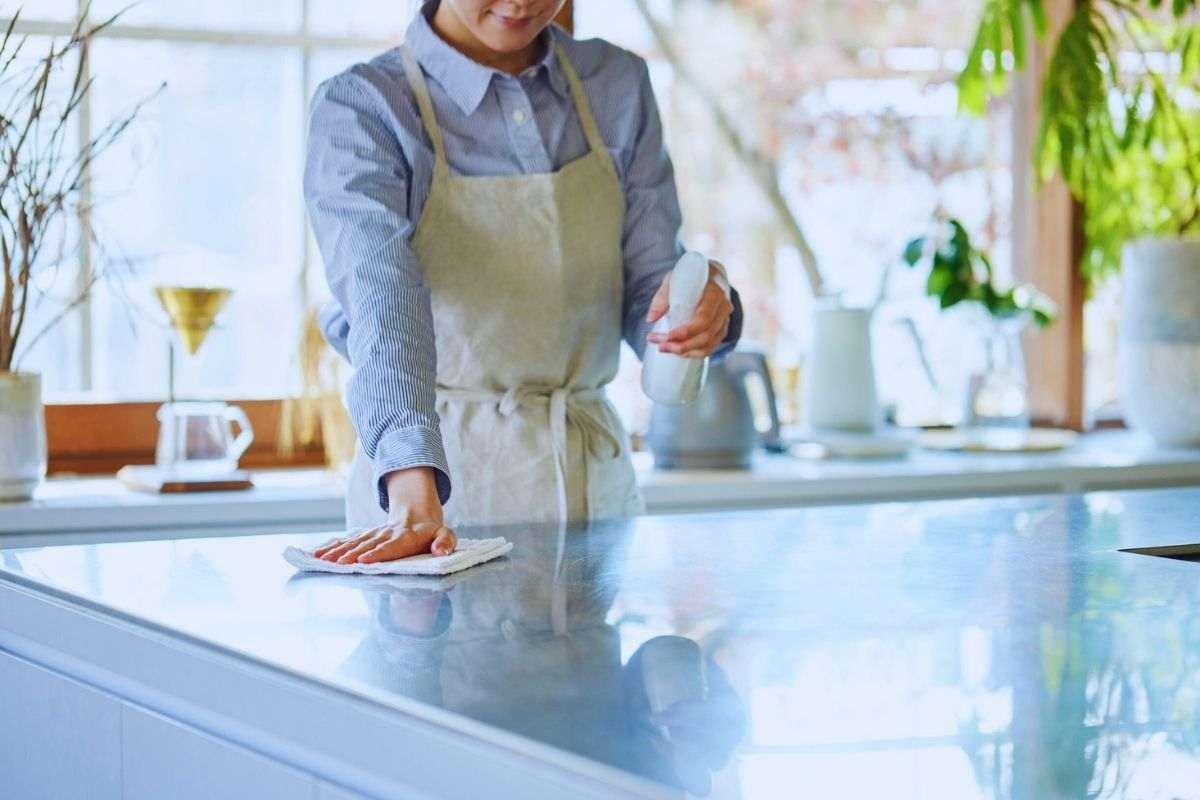 ragazza pulisce cucina