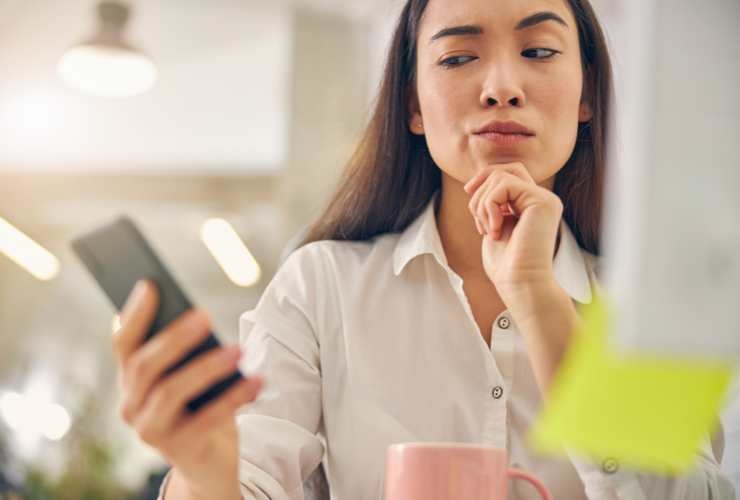 donna con telefono in mano