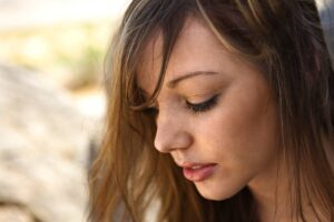 Primo piano ragazza che abbassa lo sguardo