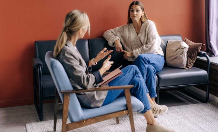 Donne sedute che parlano