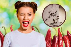 Ragazza fa l'occhiolino e peperoncini