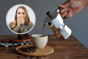 Mettere caffè nella tazzina