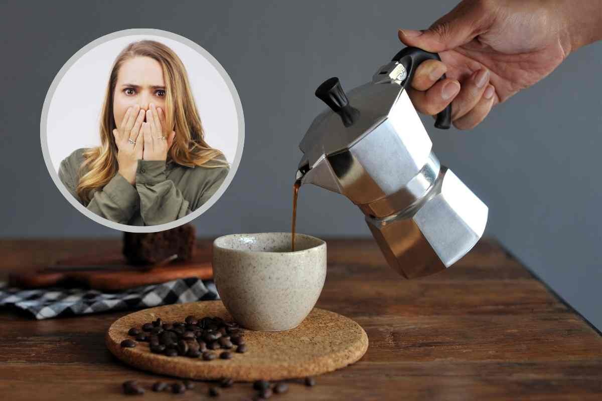 Mettere caffè nella tazzina