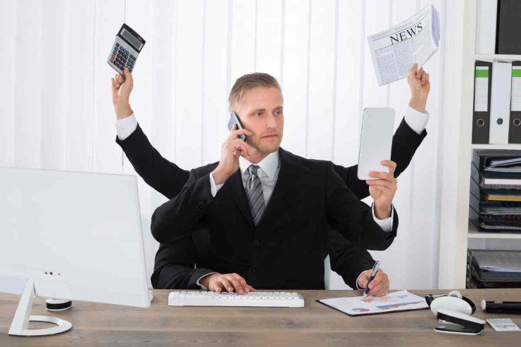 uomo che parla a telefono 