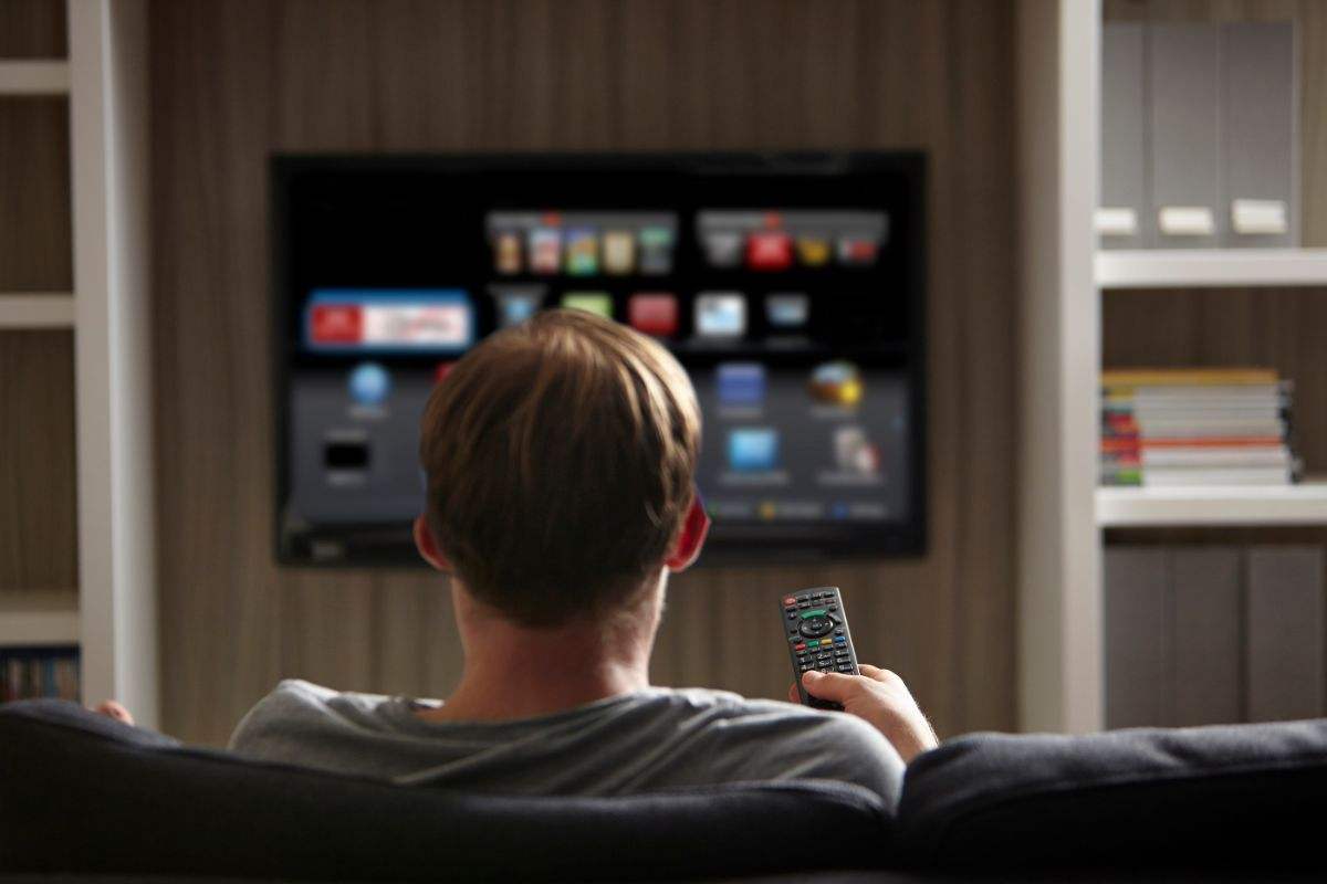 Uomo guarda la TV
