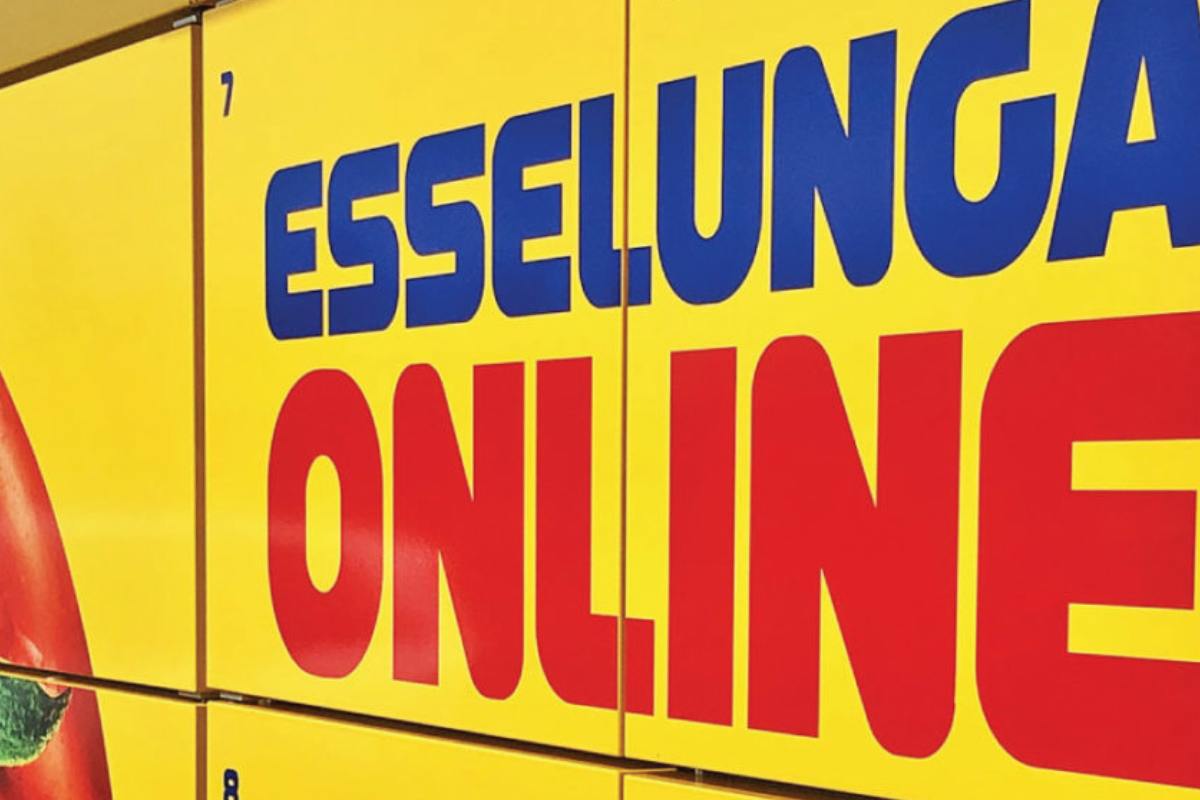 Il marchio "Esselunga online" scritto sui box spesa del supermercato