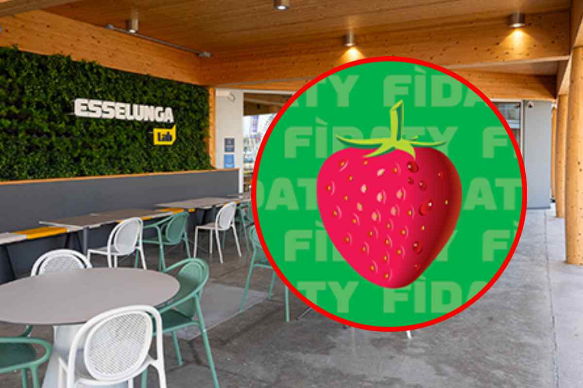 Un supermercato Esselunga con tavolini e, in evidenza, la fragola della card Fidaty