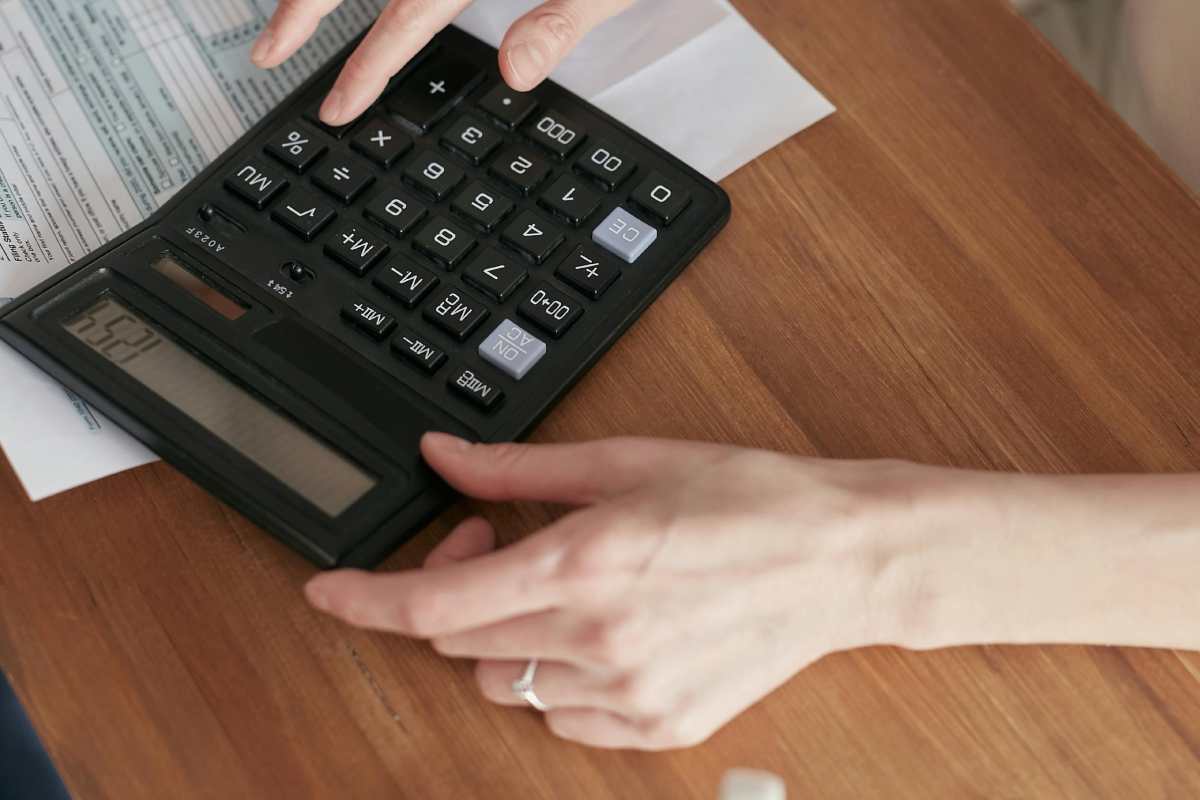 Una calcolatrice con dei documenti fiscali su una scrivania