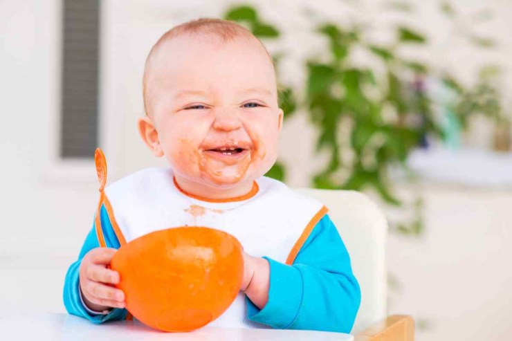Bambino sorridente mangia