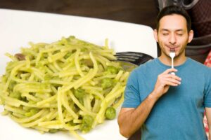 pasta e piselli, persona che assaggia