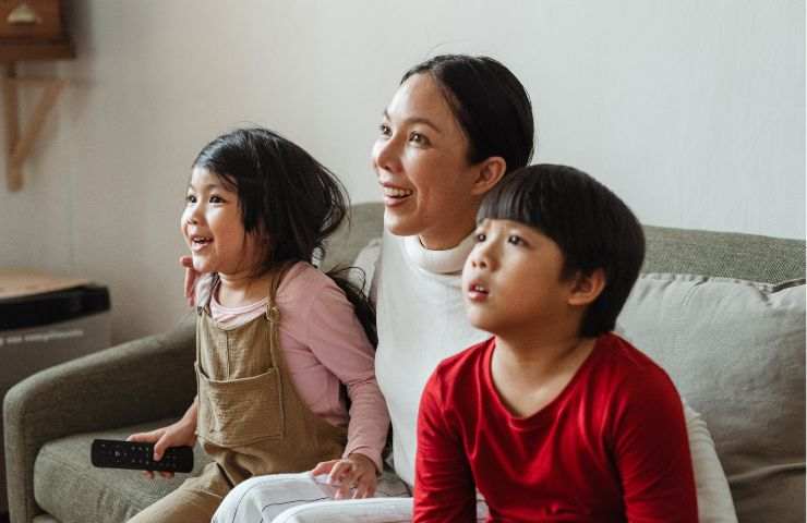 Famiglia guarda TV