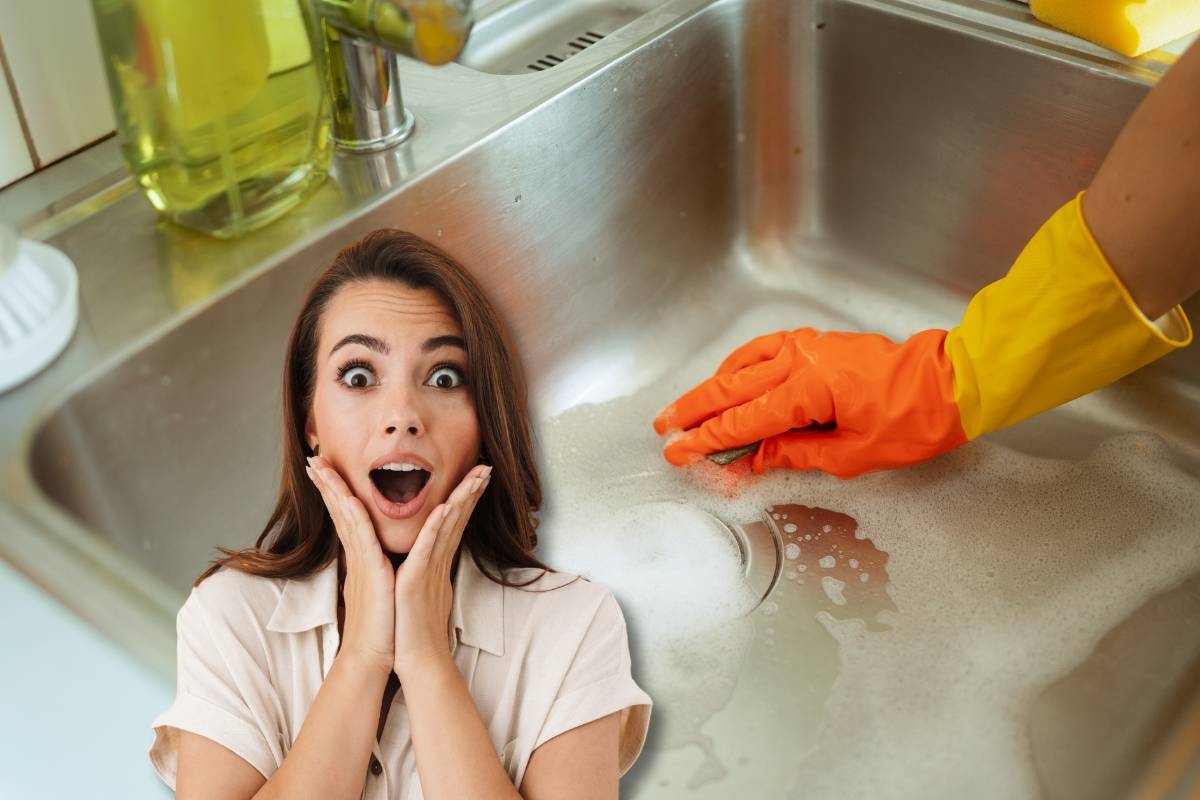 Mano che pulisce il lavandino, donna sorpresa