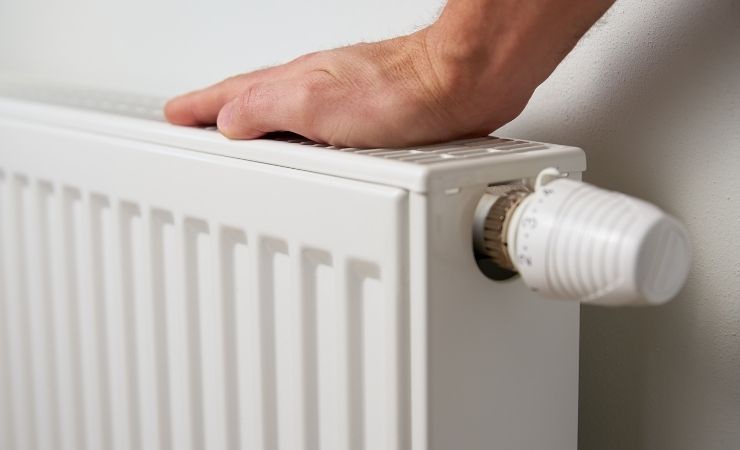 Persona tocca termosifone