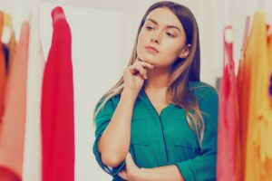 Donna, vestiti appesi