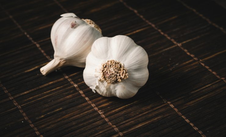 spicchi d'aglio su tavoglia di bambù