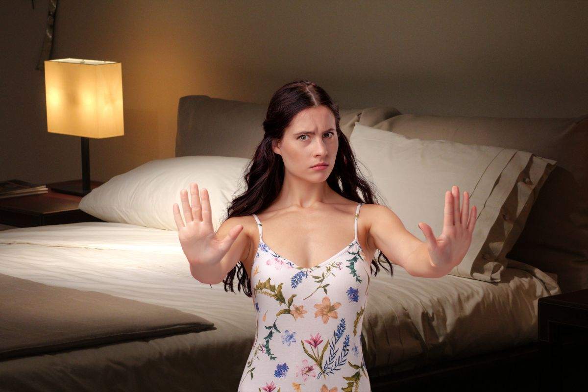 donna che dice no e letto matrimoniale