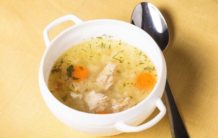 brodo in ciotola e cucchiaio