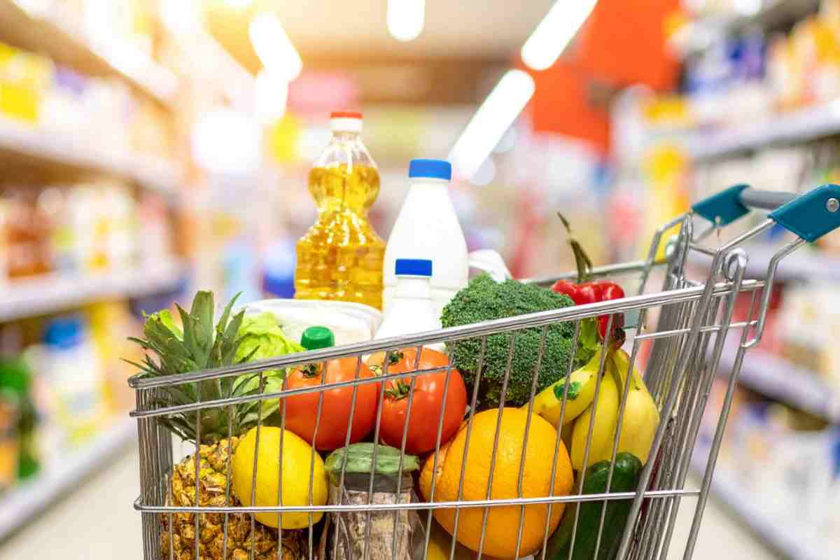 Carrello pieno al supermercato