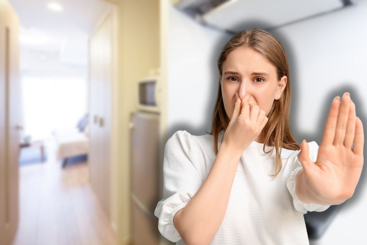 forno a microonde in cucina e donna che fa stop con le mani per cattivi odori