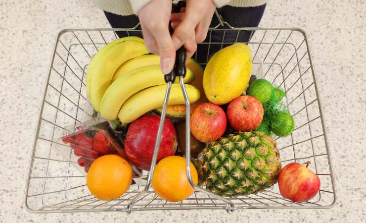 Cestino pieno di frutta