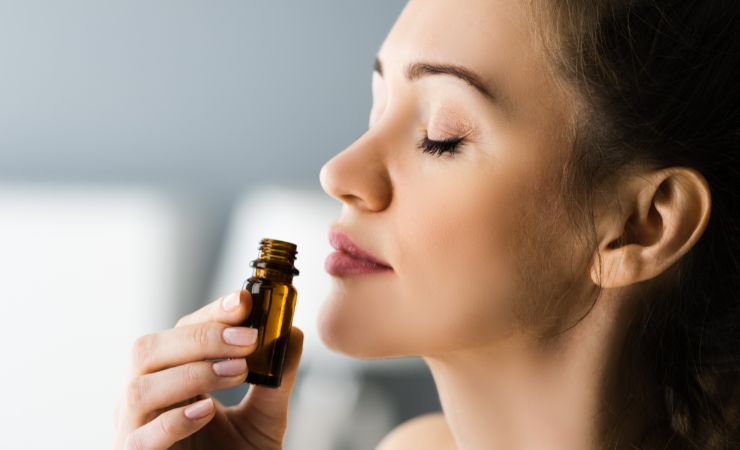 donna che sente odore di olio essenziale