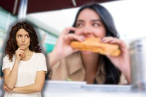 donna mangia panino e un'altra che pensa