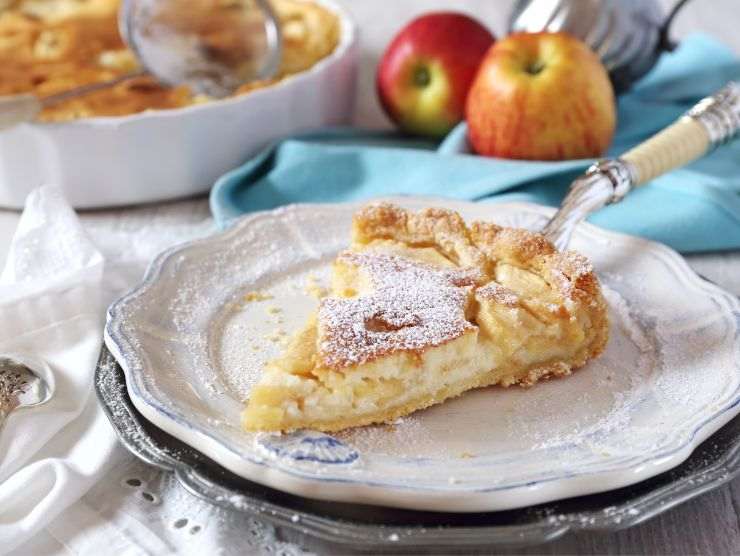 fetta di crostata di mele nel piatto