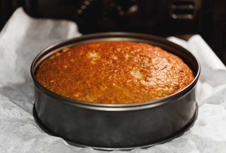 torta nella teglia in forno