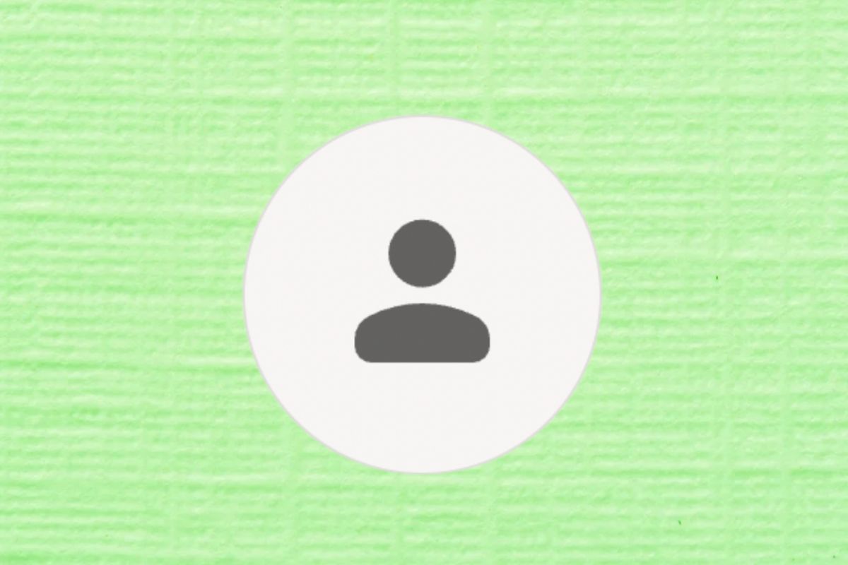 Omino con testa e spalle su sfondo verde