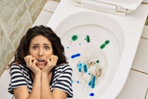 donna spaventata e wc pieno di germi e batteri