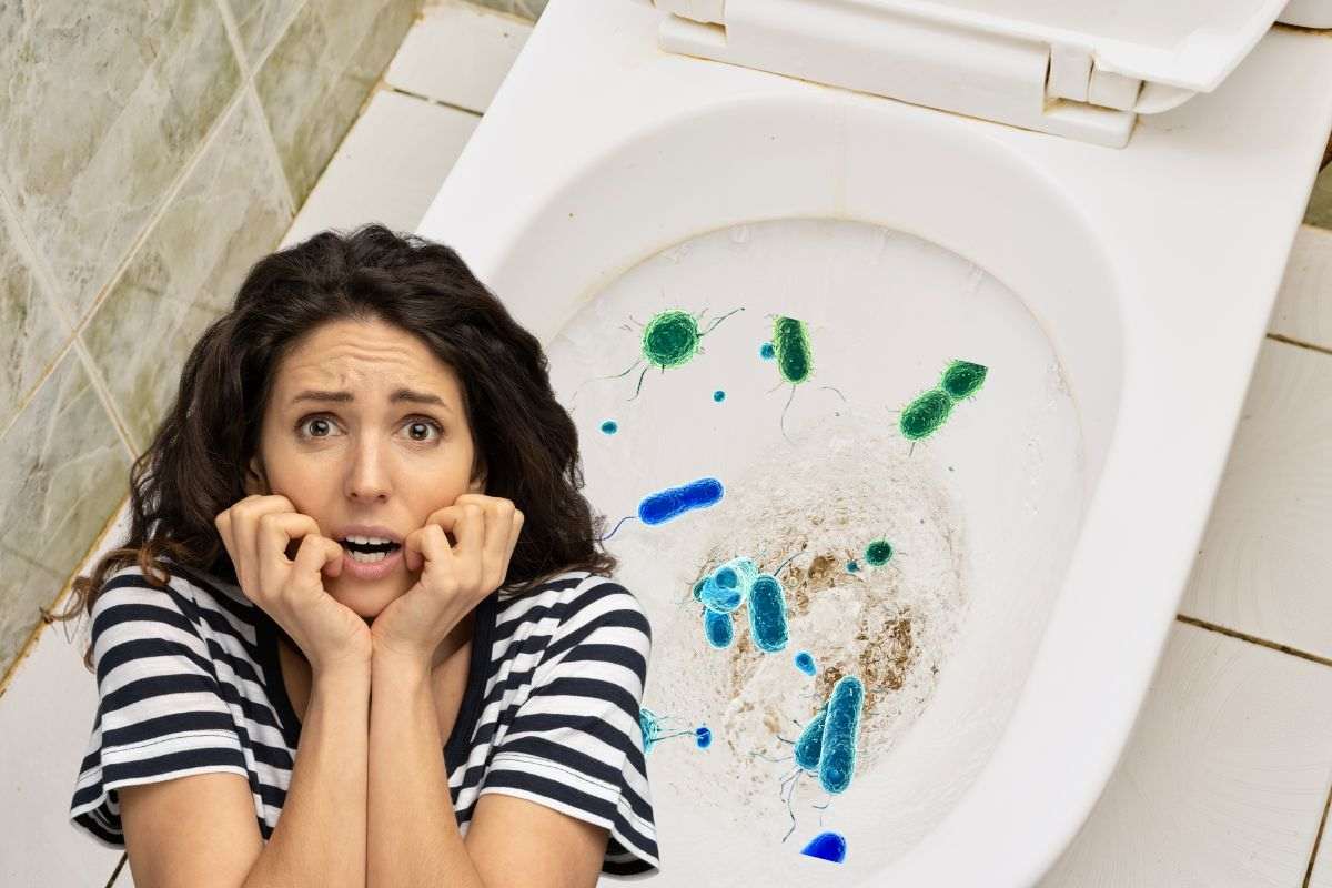 donna spaventata e wc pieno di germi e batteri