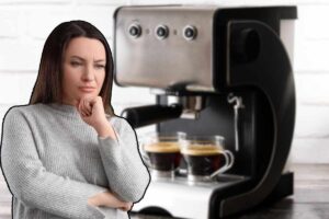 donna pensierosa e macchinetta del caffè