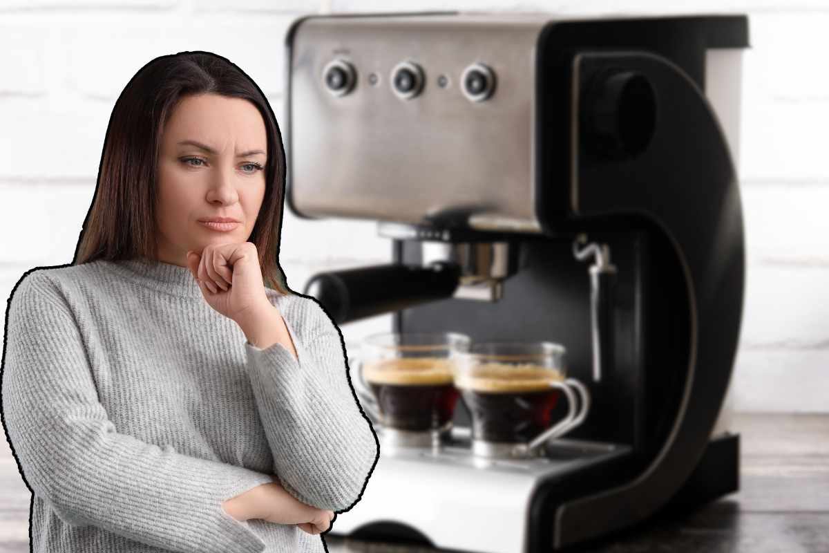 donna pensierosa e macchinetta del caffè