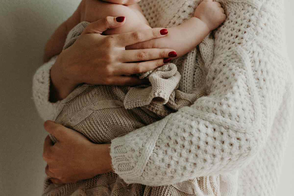 Una mamma con un neonato in braccio
