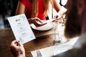 Uomo che guarda un menù al ristorante