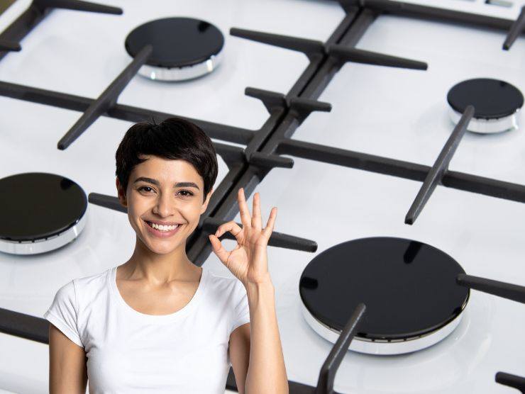 piano cottura pulito e donna che fa ok