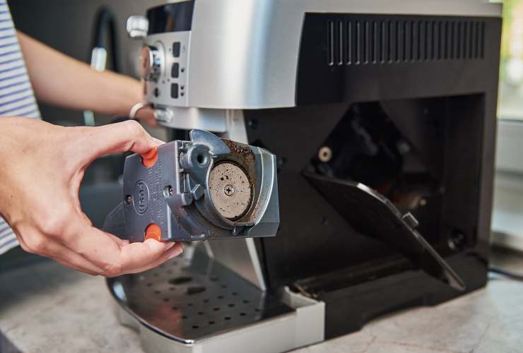 persona smonta la macchinetta del caffè
