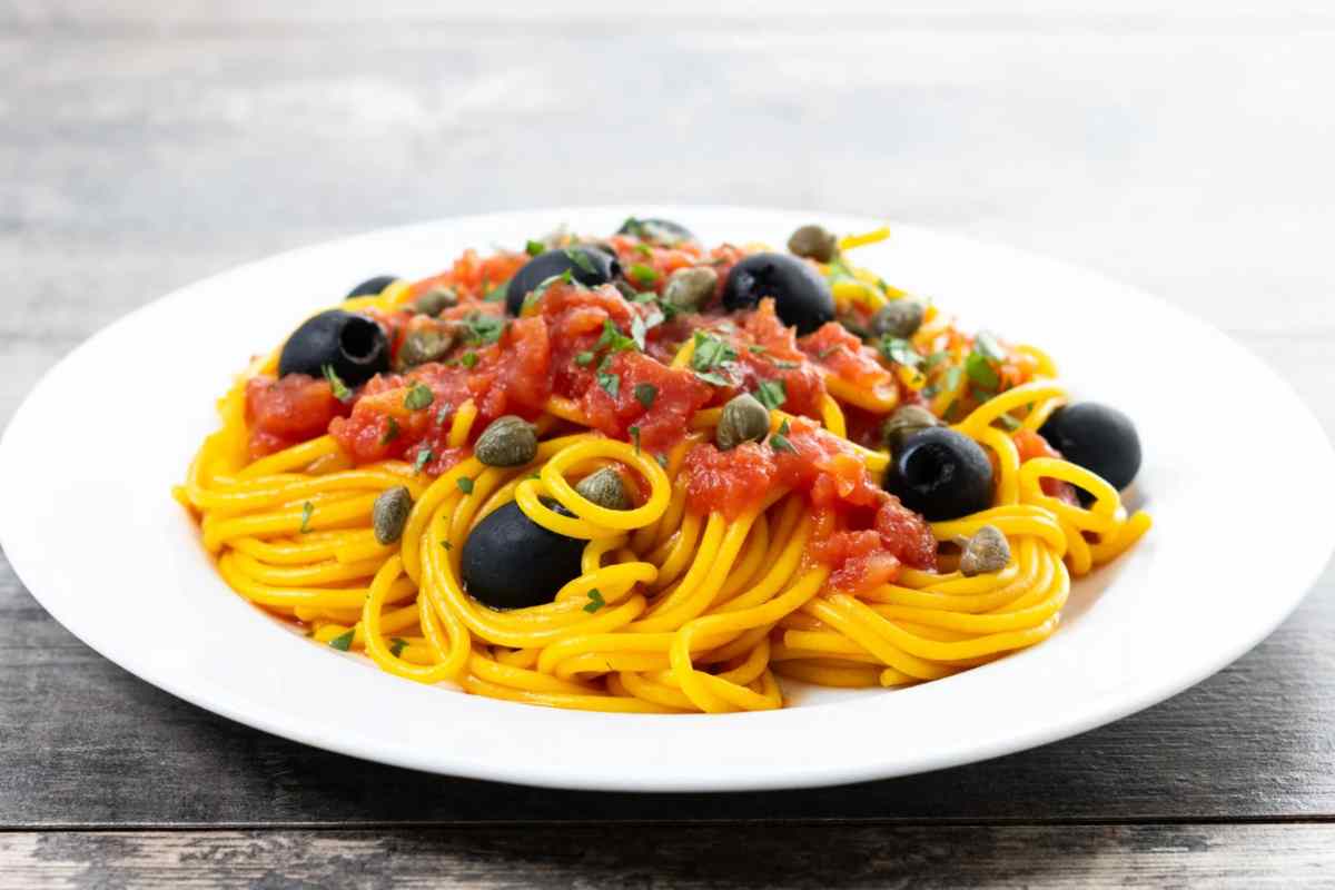 Piatto con spaghetti alla puttanesca