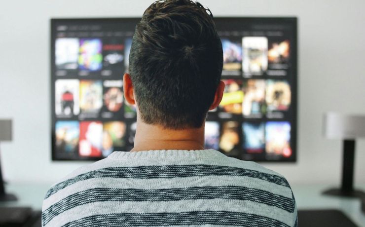 uomo guarda tv