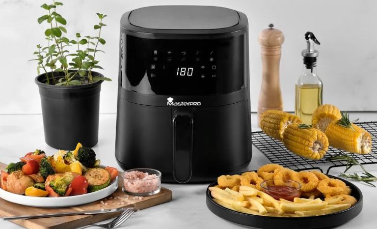 Friggitrice ad aria di colore nero con cibo intorno