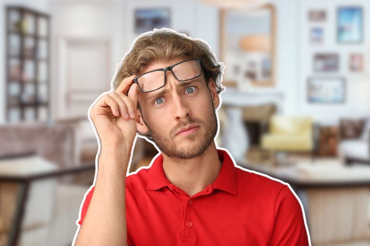 uomo in primo piano dubbioso