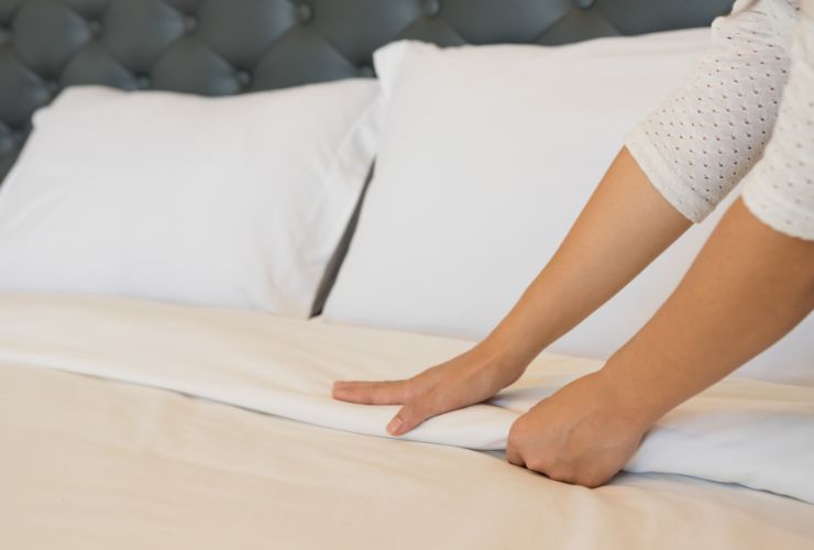 donna che rifà il letto