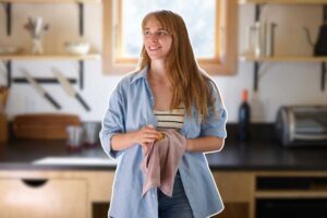 ragazza in cucina con strofinaccio