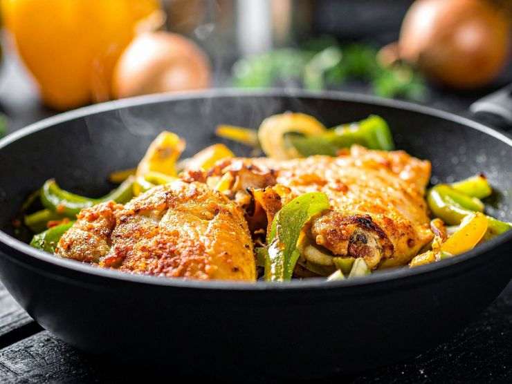 pollo in padella con peperoni