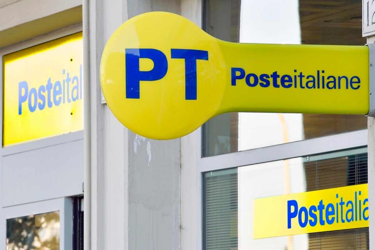 L'insegna di Poste Italiane fuori da un ufficio postale