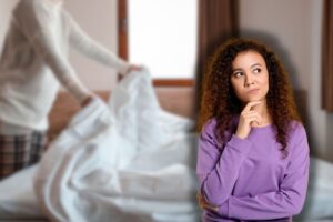 donna che cambia lenzuola al letto e un'altra che pensa