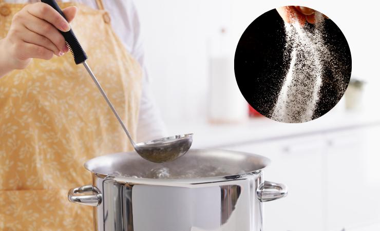 pentola con acqua e sale