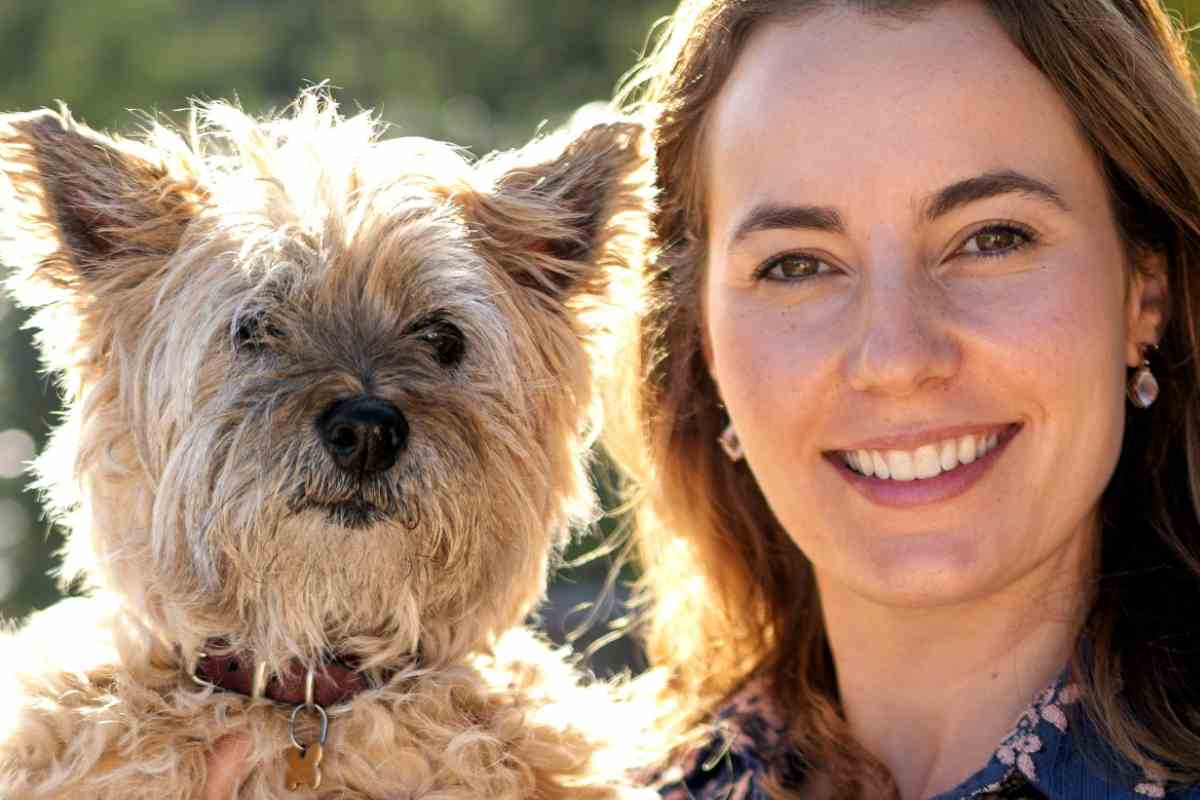 Una donna in posa con il proprio cagnolina